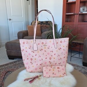 Beautiful NWOT Blush Floral Leather Tote & Wallet Set 🩷🌸🌼🤎🎁